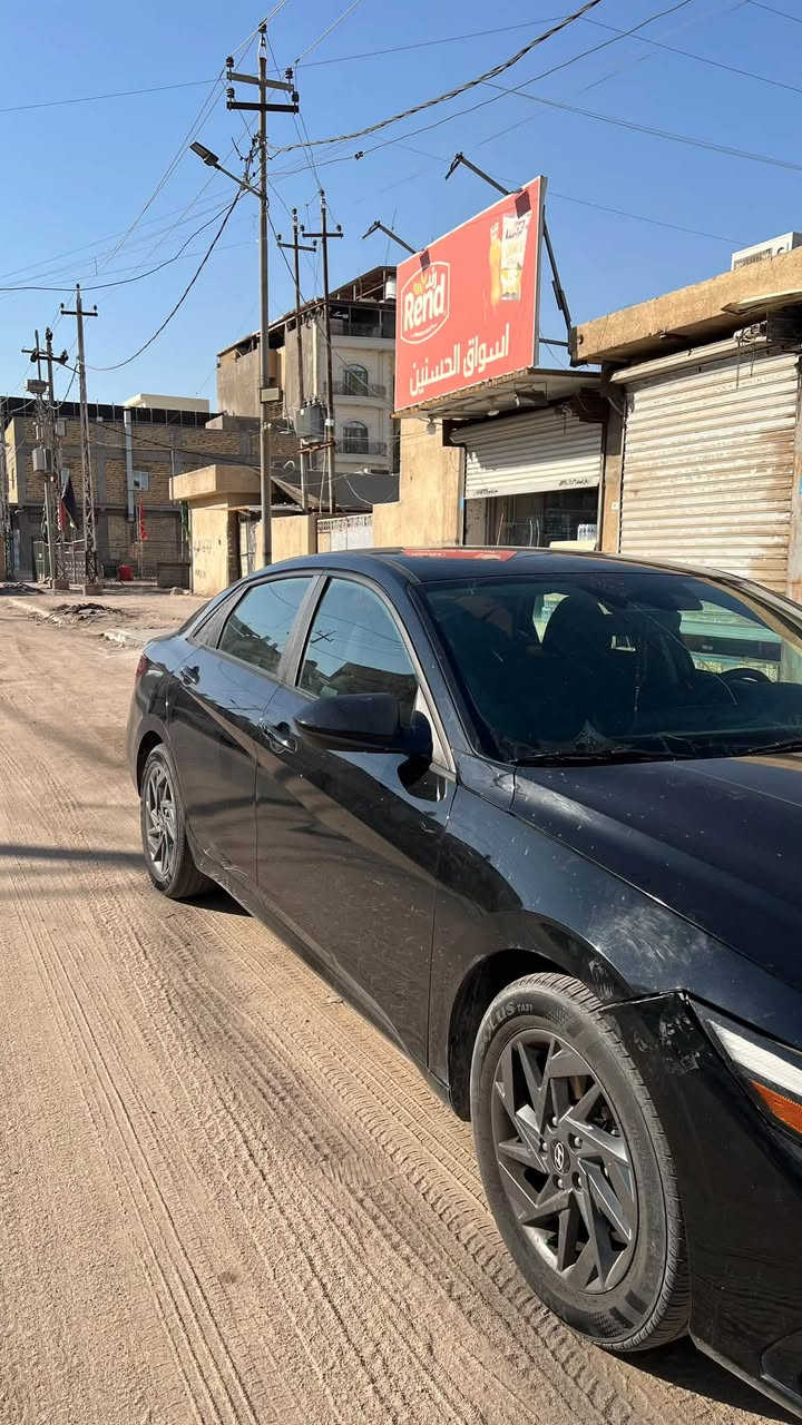 النترا 2024 وارد امريكي 
محرك 2000 دوش 
بصمة ورادار امامي خلفي مانع انزلاق نظام نقطة عمياء حساسات360 
مثبت سرعة 
تحديد مسار 
شاشة كبيرة متصلة 
حساسات اطارات 
وبعد هواي مواصفات 
فول بدون فتحة 
حدادية سليمة100‎%‎ 
حادثها بامريكا بنيد مبدل 
السيارة قبل 3 ايام نضرب بيها الباب والجاملغ ضربه كلش خفيفة 
السعررر 138 وبيها مجال بسيط 
للتواصل ***********

نص مكتوب في الصور:
- 9:13 م
- 9:14 م