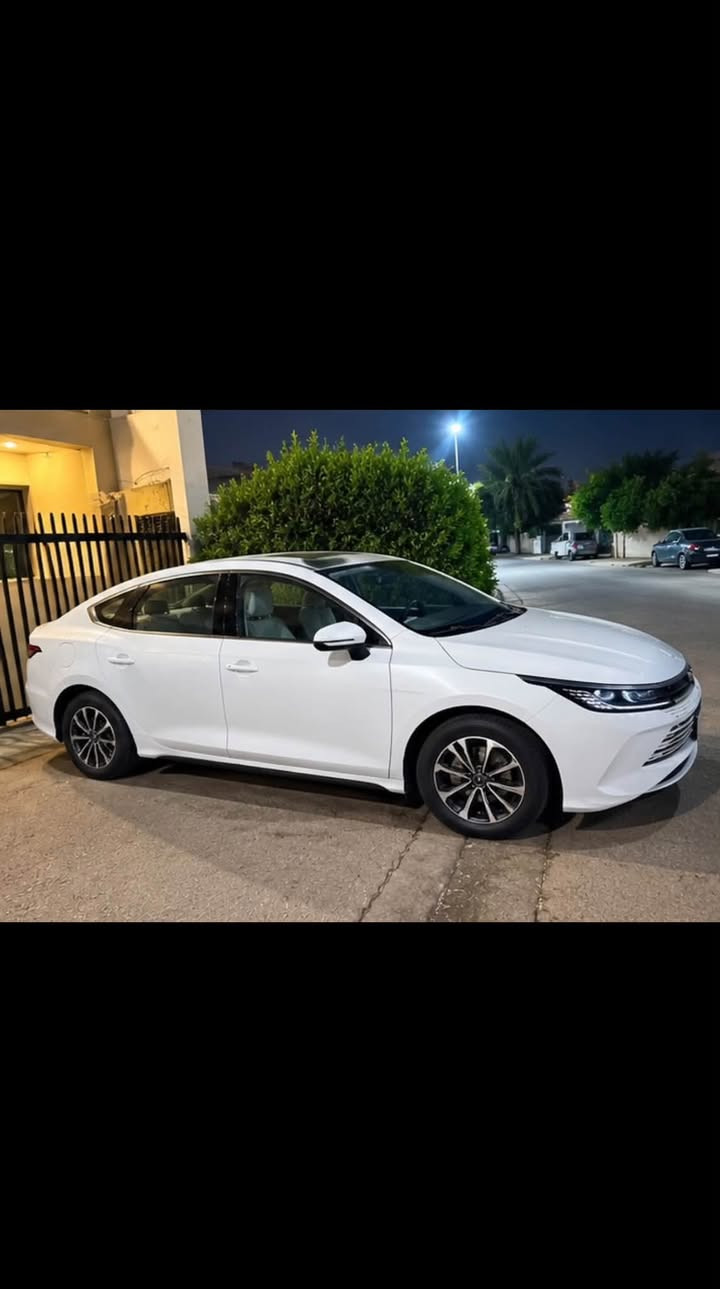 اسلام عليكم
للبيع byd ديستروير 2026 
سيارة زيرو مرقم بغداد
فول موافات 

الموصفات 
✅فتحة سقف 
✅شاشه دوارة 
✅مكينة 1.5
✅بطارية 55
✅كير موس 
✅اربع حساسات خلفية 
✅كامرة خلفية 
✅الاطارات ويلكب

سعر             23٫700
الستفسار  ***********

