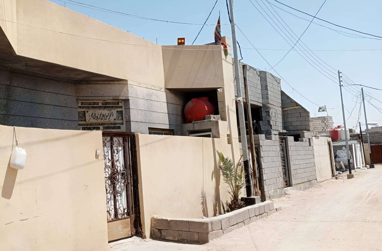 بيت للبيع وقف سني اصولي مسجل بل محكمه موقعه ابو الخصيب طريق الصحراء شارع الوسطي قرب المحكمه شارع قمر بني هاشم مساحته 110 متر يتكون من غرفه وصاله وستقبال ومطبخ وصحيات داخل وخارج السعر 47 وبي مجال بسيط جدا للتواصل ***********
