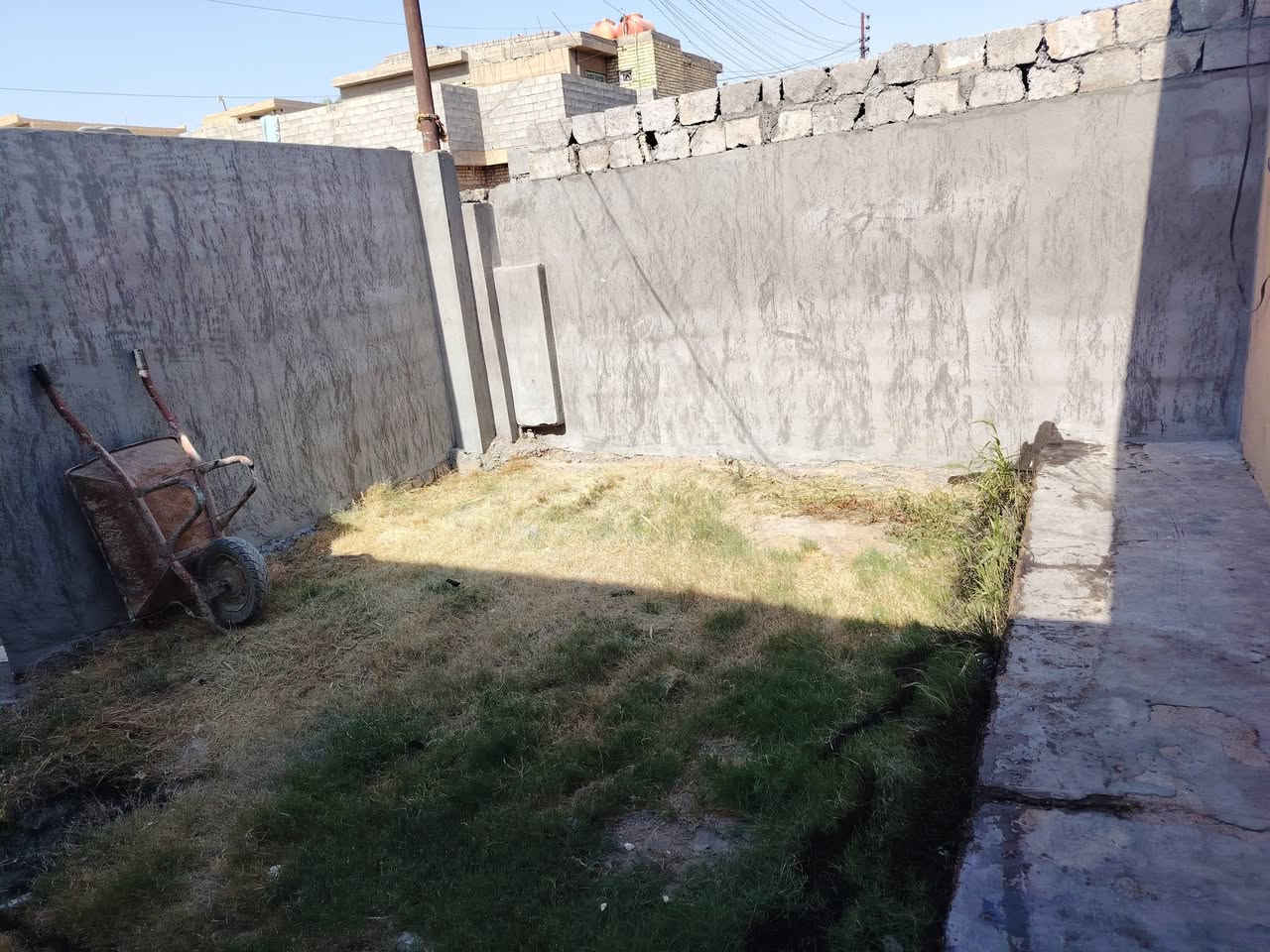 السلام عليكم للبيع بيت فلوجه جبيل قرب الجسر الثالث المساحه ٢١٣ متر طابو صرف ركن شارع ١٠ متر وشارع ٥ متر بناء قديم ومرمم جديد رابع بيت عن الخدمي مال الجسر الثالث السعر ٦٥ مليون وبيه مجال للاستفسار الاتصال *********** أثير ***********
