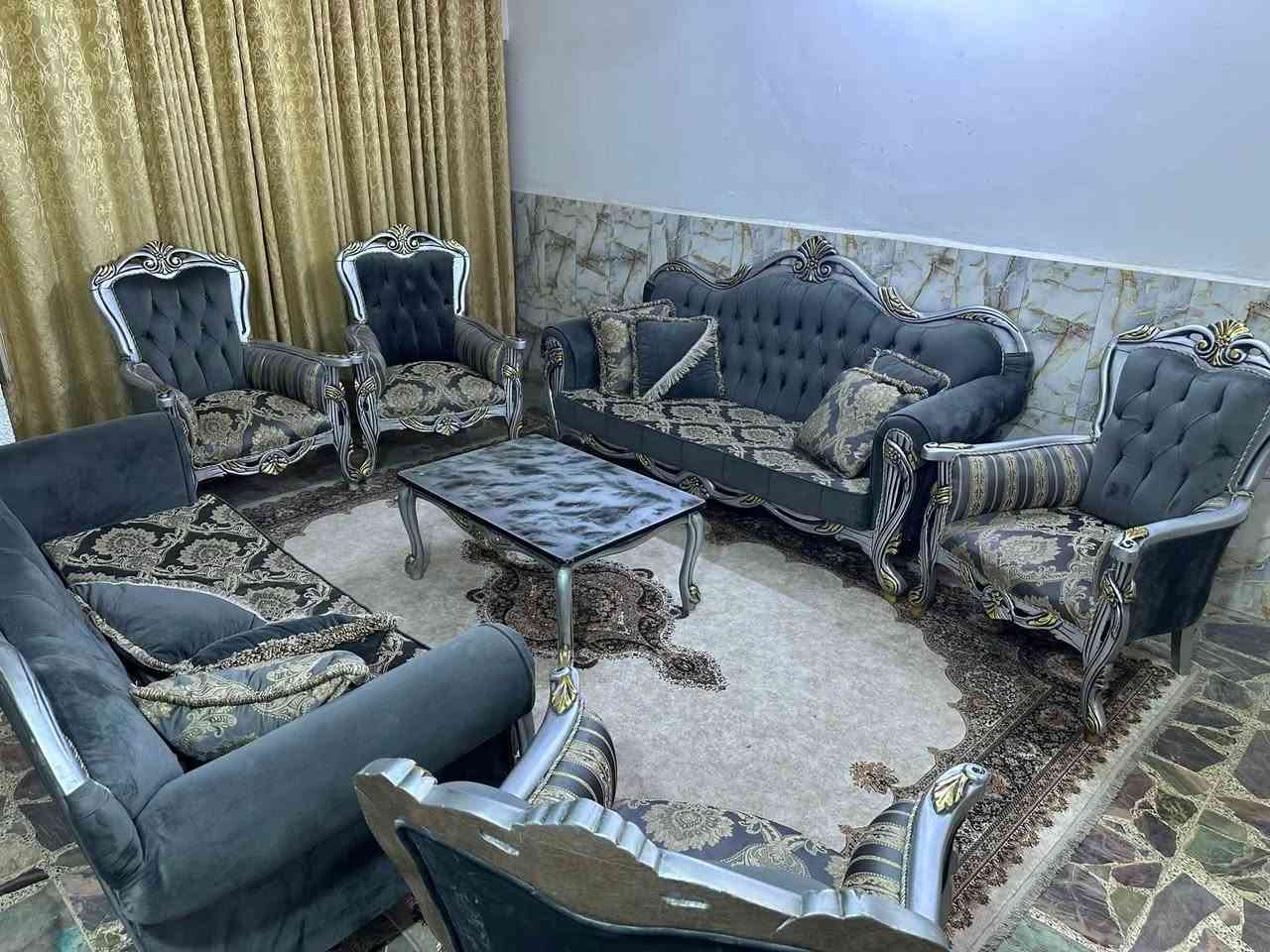 ملكي تركي خشب زان عشر مقاعد مع وسطيه نظيف جداً مكانه المنصور ***********
