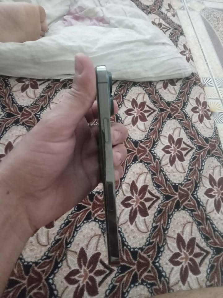 ١٣برو مكس شرق اوسط مبدل شاشه بس بطاريه ٨٦ كلشي شغال بيه فيس إيدي شغال سعر ٥٠٠بيه ومجال***********
