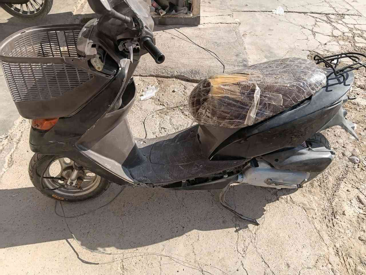 السلام عليكم دراجه للبيع ابو السله نضيف نكره سلف ودفره وحده  مابي اي عطل والسعر 350 ولاستفسار على هاذ الرقم ***********

