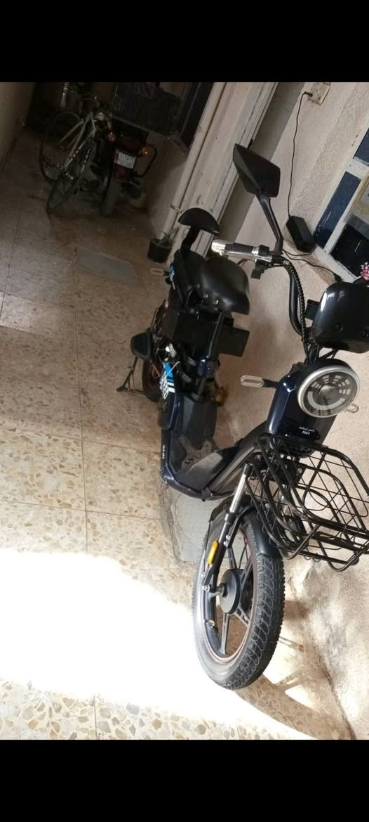 سلام عليكم بيع مستعجل 
5 بطاريات جدد صار شهر شديتهن 
دراجه بيها نقص بريك فقط شحنها 
40 كيلو تمشيك 
مكاني بغداد الشعب 
شراي يتصل سعر 
150 قفل 
***********
