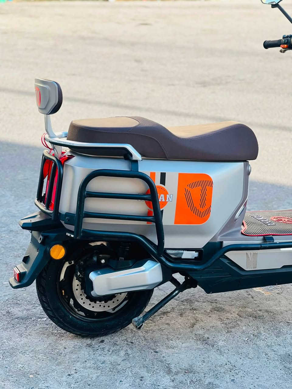 ✨ دراجة الريان – وحش الكون Vip
🚴‍♂️ من الصانع العملاق TAILG العالمية vip 

🔰 المواصفا:

🛞 ملف 2000 حقيقي

🔋 6 بطاريات كرافين كاربون جل كولد – 35 أمبير ⚡ 72 فولت

🚀 سرعة حقيقية 80 كم/س بتحكم 3 سرع

📏 مسافة مقطوعة بالشحنة الواحدة: 70 – 90 كم (حسب الاستخدام والسرعة والوزن المحمول)

♻️ ميزة إعادة شحن البطارية عند استخدام البريك

🔄 نظام الرجوع للخلف R

🛑 بريك هايدروليك دسك بكفاءة عالية

🌀 دبلات هايدروليك أمامي وخلفي – راحة ونعومة على الطرق

📺 شاشة رقمية لعرض المعلومات والسرعة

🔑 بصمة عدد 2 + تشغيل عن بعد

🚨 جهاز إنذار ضد السرقة

💺 كشن سياحي مريح لشخصين

📦 مساحة تخزين واسعة تحت الكشن

🔌 منفذ شحن UPS للموبايل

💡 لد لايت أمامي عالي الوضوح + رماش عالي/واطي

🔴 بك لايت لد بتصميم مميز

🌟 لد أمامي وجانبي نهاري/ليلي عصري

🚦 إشارة رباعية لزيادة الأمان

🦾 استاند عدد 2 (وسطي + جانبي

( ألون بيجي مميز )

(السعر مليون و 300 وبي مجال قليل مو شراي لا تراسل )

***********
