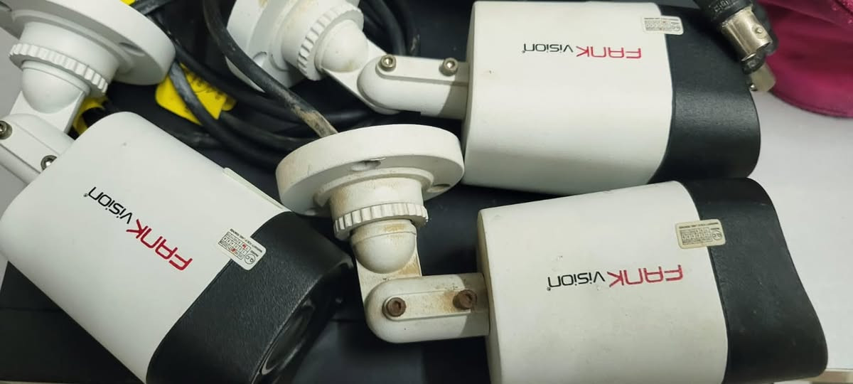 كاميرات fank vison كاملات مع الجهاز وهارد 128 جيجابايت وواي فاي تنربط على التلفون مستعملات وشغالات ونضيفات السعر 80 الف للاستفسار الاتصال على رقم ***********
