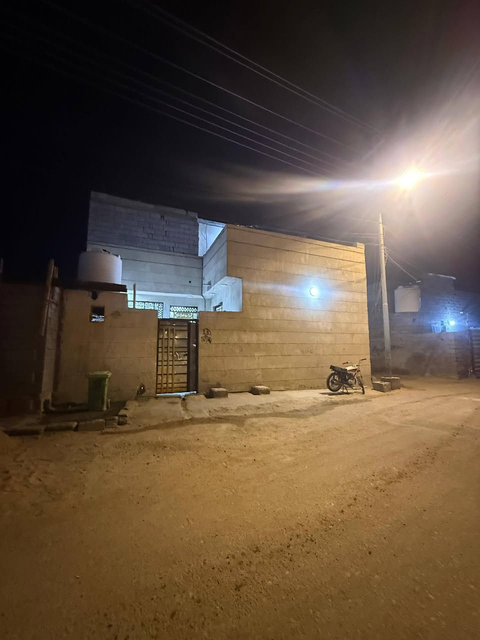 السلام عليكم ورحمة الله وبركاته
دار سكن للبيع طابقين🏚
***********
العنوان أبي الخصيب أبو كوصره
المساحه 120م

بناء شخصي درجه أولى
شارع 10 متر تبليط 🛣
ثاني بيت عن شارع رئيسي أبو كوصره 
جميع الخدمات متوفره
منطقه سكنيه هدوء ومرتبه

محتويات البيت ⬇️
دوانيه 4-6
مطبخ مفتوح على صاله
غرف منام 2 كبار 4-6
طابق الرضي يحتوي على غرف1
وطابق ثاني غرف1 وصحيات
صحيات داخلي وخارجي

نوع العقار طابو ملك صرف زراعي عراقي سند 25

السعر 70وبي مجال
للاستفسار ***********
