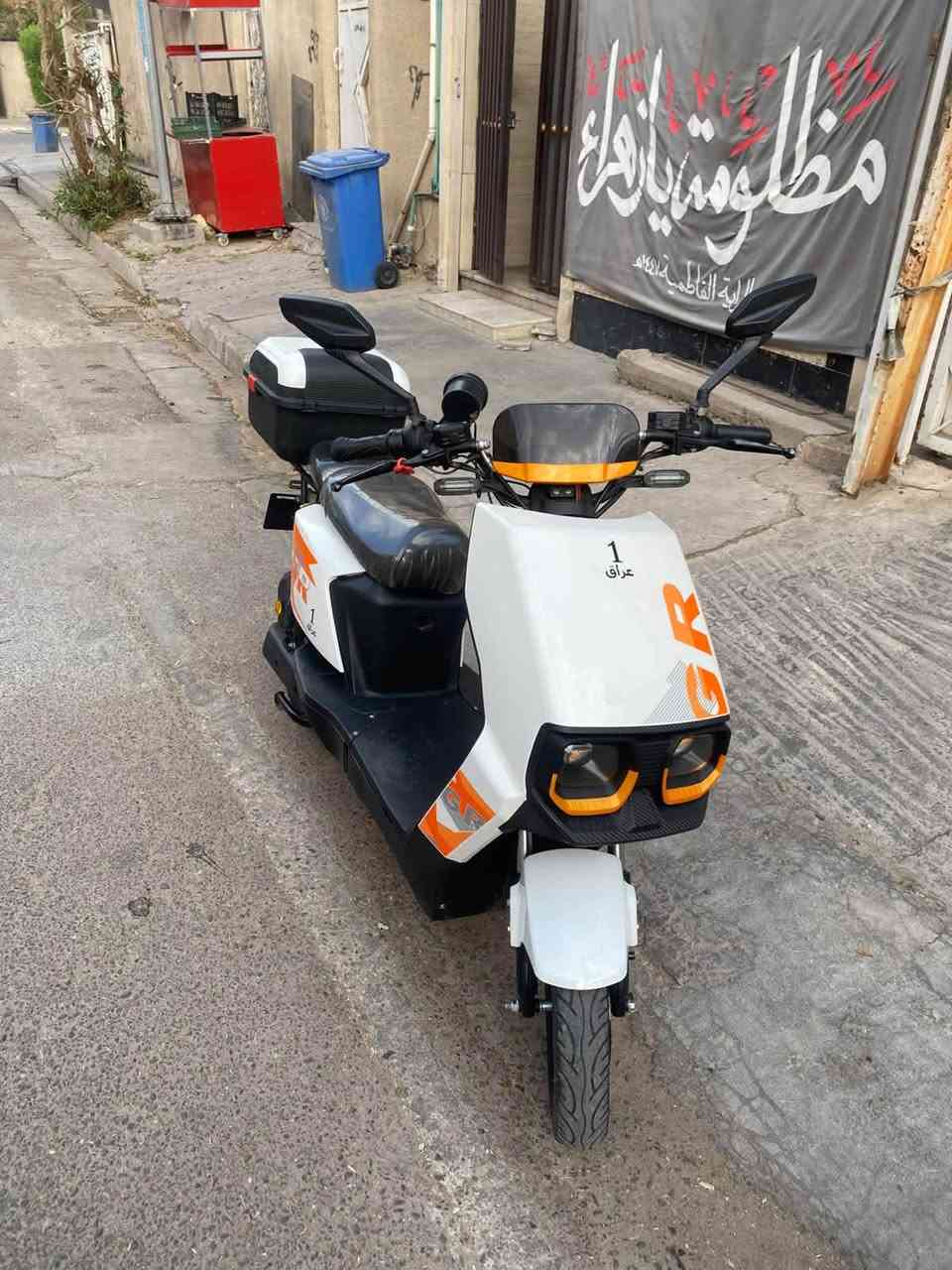 السلام عليكم 
دراجة للبيع شحن 

5 بطاريات نص عمر 20 كيلوا 
تمشي 
البطاريات الجديدة سعرهن ( 200 ) تبدلهن ترجع بلادية
كفالة عقل ،ملف ، ظفيرة ، وين متريد افحص 

ماشية 7000 
موديل 25 

***********
مكاني: بغداد القاهره 

السعر 400
