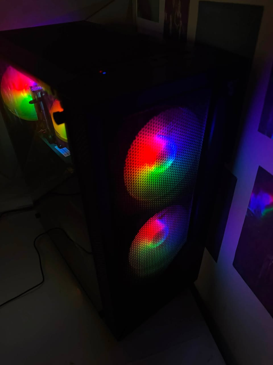 السلام عليكم 
كيس وشاشة 

Cpu: E5 2670 v3 
Mb: atermiter x99 ddr4 
Ram: ddr4 16gb ram 8x2 
Gpu: soyo Rx 580 8gb gddr5 
Ssd: Lenovo 256gb speed 550m 
Power: Mass gaming 650w 80+ bronze 
Case: Frantic cg77 3 fan rgb
الشاشة 27 انج كيرف منحنية 180hz فريم 
500 وبيها مجال للطيبين
واتساب ***********
