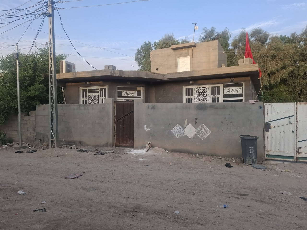 السلام عليكم بيت للبيع العنوان حواس حي ام البنين شارع الكراغول مساحت البيت ٦٠٠ البناء ٢٠٠ متر يبعد عن الشارع ٢٠٠ متر ***********
