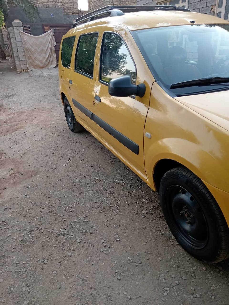 السلام عليكم رينو موديل ١٠جديده ونظيفه حيل كهربائيات مكينه كير حداديه تبريد ثلج شرط محور فان وفريز وراديتر وكمريسر كلها شاهينه تبريد للأخير الدوانيه غماس ***********
