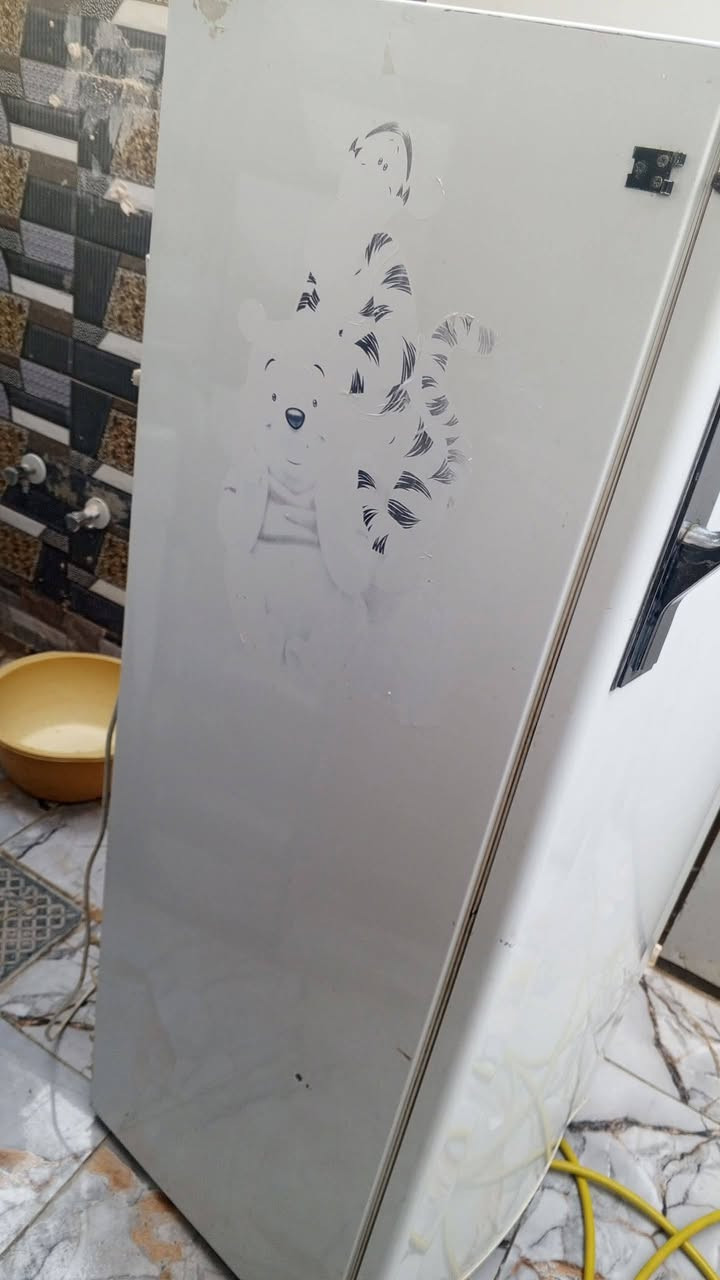 ثلاجه نوع كريازي تجميد فول السعر 160بيه مجال عنوان حي ميسان ***********
