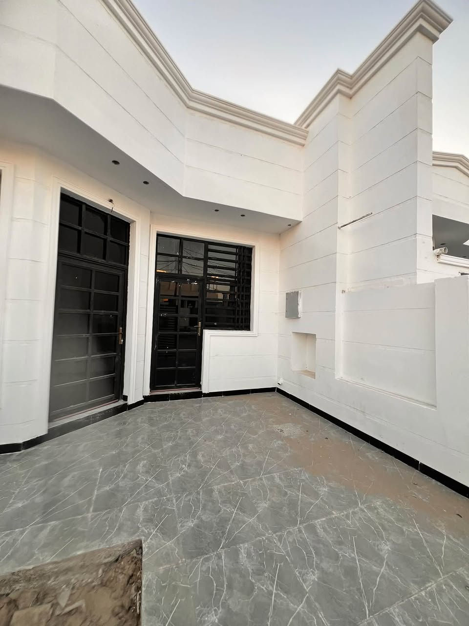 أكيد، هذه صياغة أقوى ومناسبة لإعلان فيسبوك:
🏡 بيت للبيع – فرصة مميزة

📍 الموقع: بداية الموظفين
📐 المساحة: 185 متر
🏠 جديد بالكامل – بناء 2026
🧱 بناء طابوك وتنفيذ ممتاز

✨ يتكون من:
• غرفتي نوم
• استقبال
• صالة
• مطبخ
• كراج سيارة
• حديقة
• طابق واحد بتوزيع عملي ومريح

⭐ بيت جديد، مرتب، وتشطيب ممتاز وجاهز للسكن

📞 للاستفسار ومعرفة السعر:
زيارة مكتب الخالدي للعقار – بداية الموظفين
📍 مجاور المدرسة الأهلية
📱 ***********
