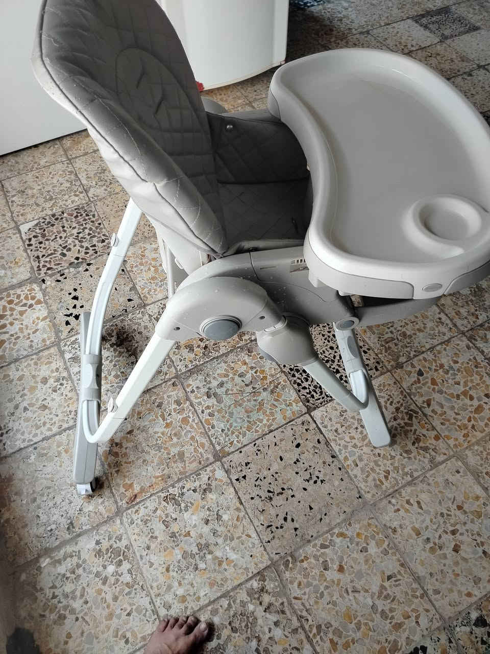 ميز طعام اطفال جميل جدا السعر ب 20
