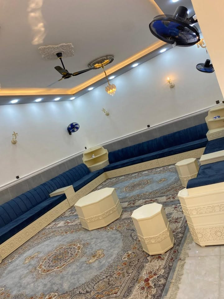 🏠 بيت للبيع مؤثث بالكامل – موقع مميز في كربلاء المقدسة 🏠
فرصة استثمارية وسكنية ممتازة للراغبين بالراحة والمساحة الواسعة والخدمات المتكاملة!
📍 الموقع: كربلاء المقدسة – خلف جامعة العميد – نهر الهندية (شارع مكتب الشريفي).
📜 السند القانوني: طابو زراعي (سند 25 رتبة).  
📐 المساحة والواجهة:  
 المساحة: ربع دونم (625 متر مربع).  
 الواجهة: 13 متر.  
✨ مواصفات البيت والتقسيم الداخلي:
 🛏️ 3 غرف نوم ماستر ().
 🛋️ صالة معيشة كبيرة جداً.
 🚪 استقبال ضيوف واسع.
 🍳 مطبخ نظام (حار / بارد).
 🌳 حديقة كبيرة واسعة.
 🛋️ البيت يباع مؤثثاً بالكامل بأثاث فاخر وجاهز للسكن فوراً.
السعر ٤٢٥ مليون 
 ⚡💧 خدمات كاملة (ماء، كهرباء، وطرق مخدومة).
📞 للاستفسار أو حجز موعد للمعاينة:
يرجى التواصل عبر الاتصال أو الواتساب على الرقم:
[ *********** ]

