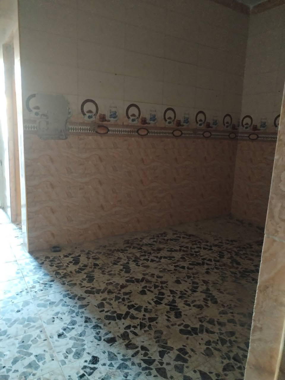 بيت • ١٠٠م • غرفة وصالة
