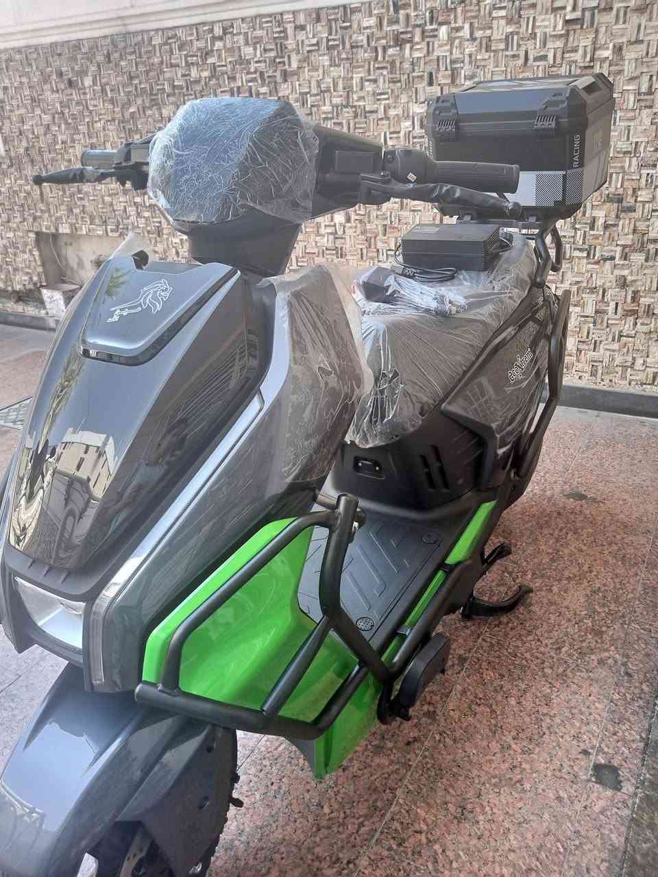 إعلان بيع دراجة شحن كهربائية - EcoXtrem / دولفين (زيرو)
* الاسم / الطراز: EcoXtrem (المتعارف عليها باسم: دولفين)
 * السعر: مليون و150 ألف دينار (1,150,000)
 * المواصفات:
   * النوع: دراجة شحن كهربائية بتصميم عصري وقوي.
   * البطاريات: 6 بطاريات كرافين كبار مسطرة لأعلى كفاءة وأطول مدى.
   * قوة المحرك: ملف 3200 واط لأداء قوي وعالي.
   * الحالة: جديدة تماماً (زيرو)، شد كارتون تم فتحها للعرض فقط ولم تُستخدم نهائياً.
   * الملحقات والمميزات:
     * جنطة خلفية كبيرة (KING)
     * الشاحنة الأصلية جديدة بالكامل ولم تُستخدم
     * المرايات الأصلية متوفرة (غير مركبة بعد)
     * دعاميات حماية جانبية متينة
     * إضاءة LED أمامية قوية
 * الموقع: بغداد - ساحة الموال
 * للتواصل والاستفسار (اتصال أو واتساب): ***********
