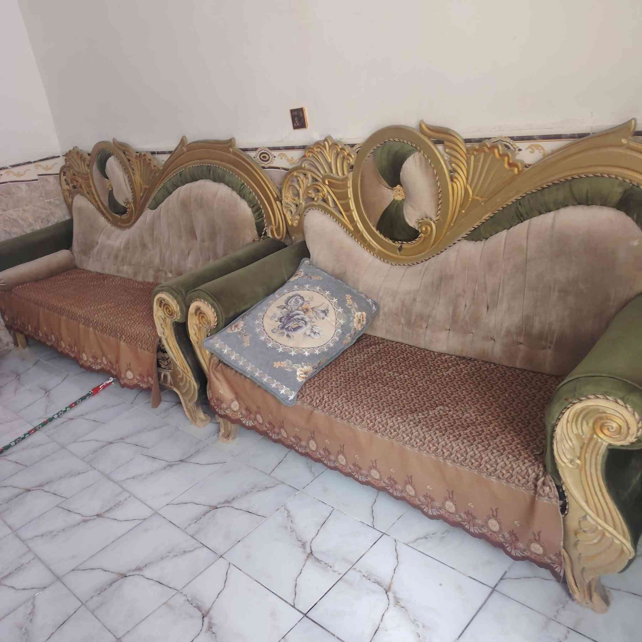 السلام عليكم قنفات نضيفات للبيع نجف حي النَداء خمس قطع سعر 225  وبيهن مجال غير متواجَد ع الفيس  اتصل وتدلل ***********

