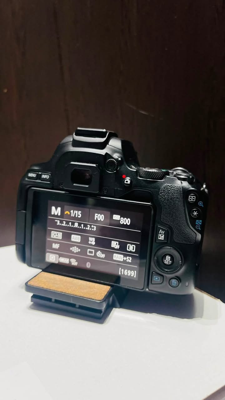 متوفر كاميرا كانون 250D شاشة لمس قلاب 4K تصوير +wifi+ بلوتوث 
سرعه ودقه وسلاسه فولل
نضافه 100%   
ملحقات 
عدسة 18-55 استبلايزر مانع اهتزاز + عدسه 75-300
شاحنه
بطاريه 
حزام
جنطة
غلاف 
السعر 800 الف وبي مجال 
مكان النجف الأشرف 
للتواصل ***********
