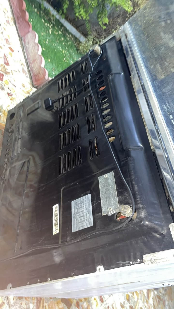 طباخ مستعمل نضيف سعره ٣٠٠ قفل للحجز والاستفسار واتساب ***********
