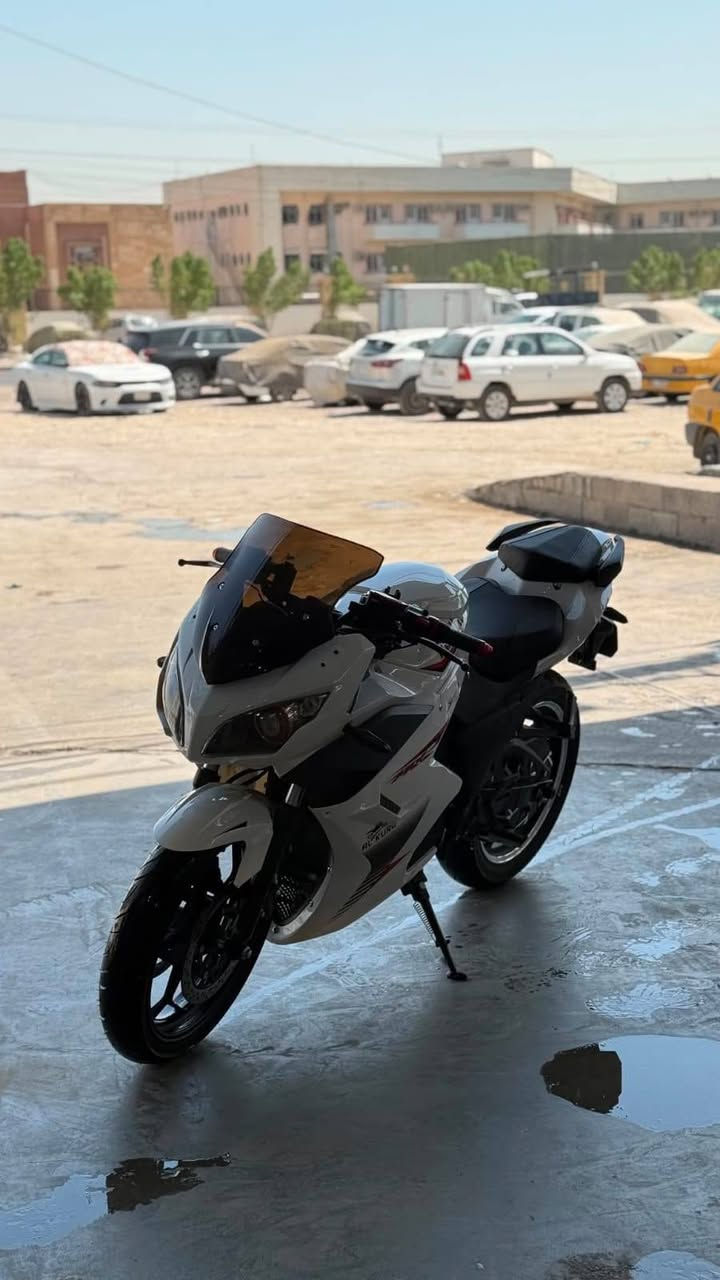 السلام عليكم شباب دراجة شحن بطح للبيع.
دراجة شحن اخو الجديد تجي تفحص عجبتك خير على خير وذاما عجبتك هم خير اهم شي لا تكسر بيها 
دراجة تمشي  100 حقيقي و البطاريات6 مستطرة جديدة. 
السعر 2400000الف و بيها مجال تواصل وياي واني خادم
مكاني بغداد التراث ***********
