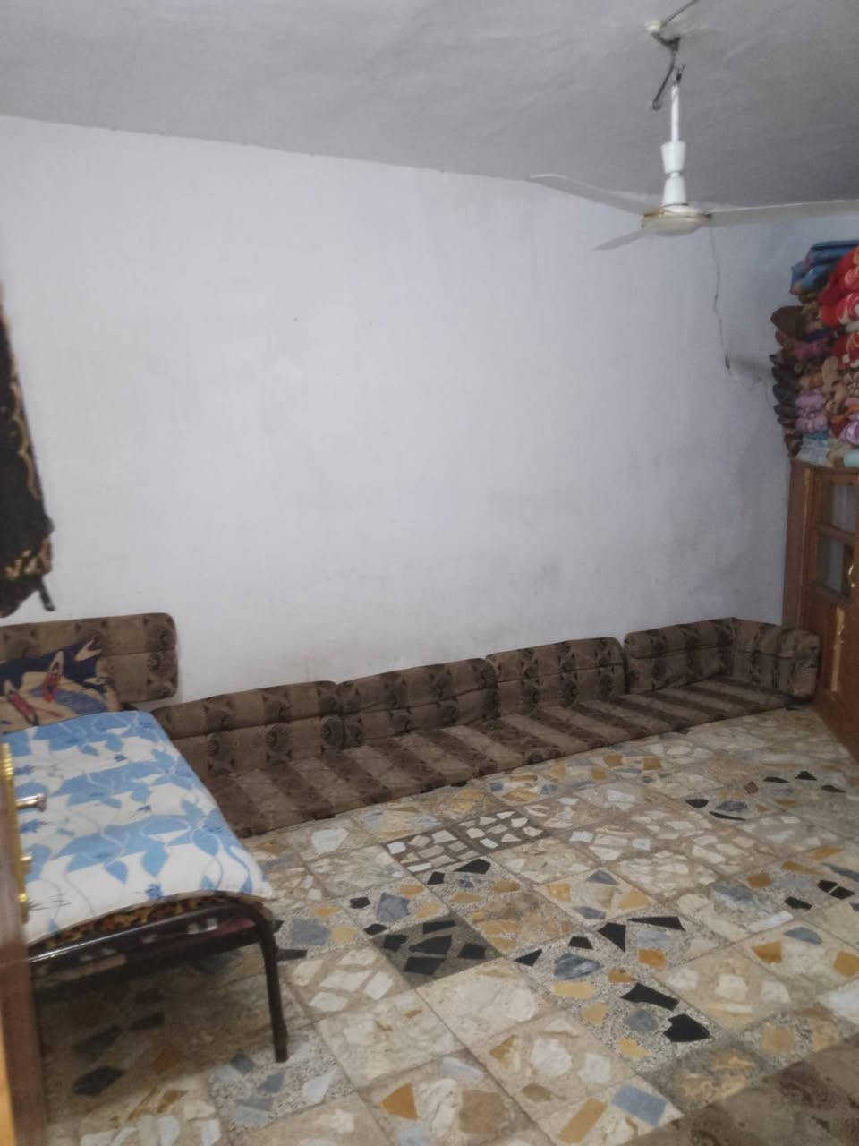 للبيع مساحه 70م يتكون من غرفتين وصاله ومطبخ وصحيات بناء ابلوك تجعيب طابوك السكف عكاده شيلمان السطح مطبك العنوان شارع المطار الجديد لشارع المجاور أسواق فدك ركن صاير ارضيه كاشي السعر12بي مجال للستفسار اتصل ***********
