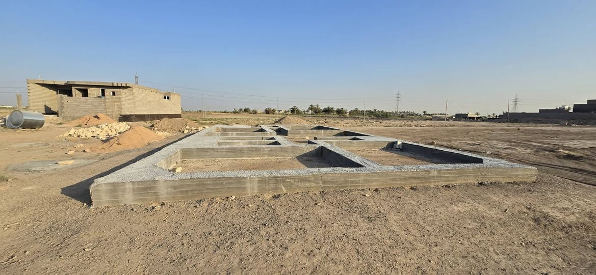 بسم الله الرحمن الرحيم ؟ قطعة ارض للبيع المساحه ٢٠٠ متر زراعي المكان الحميره قرب مدرسة الرشيديه القطعه مدفونه ومئسسه ومصبوب الخزان كامله من كلشي بس تجي كبل تبني ولتفاصيل مذكوره بلفديو السعر ٢٢ مليون وبيها مجاى كلش قليل للستفسار اتصل علا الرقم المذكور *********** غير متوجد علفيس
