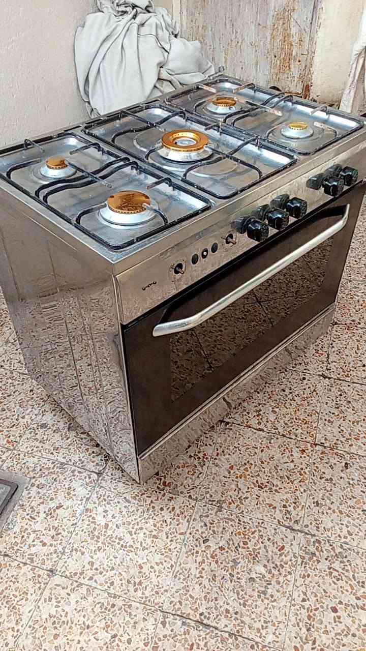 طباخ غاز خمس عيون نارها زركه وحلوه والفرن شغال الفوك والجوه ما بيه اي نقص  شرط الفحص السعر 250البصره القبله رقم الهاتف ***********  هذا الرقم واتساب فقط
