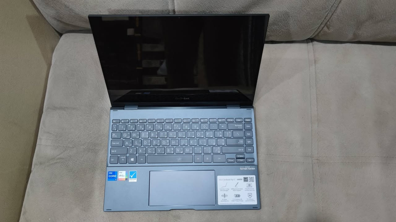 للبيع لابتوب asus zenbook 13 oled اخوان هذا اللابتوب كدامكم ومواصفاتة بالصور موضحة  شاشة oled لمس ويا قلم ينفتح 350 درجة بي فقط طخة خفيفة يم مخرج ال USB  بالكفر واضحة بالصور غير هذا كلشي مابي جديد ونظيف جدا  وكلشي بي شغال اني شتريتة 13 ورقة وصارلة عندي 3سنوات تقريبا استخدامي الة جدا قليل تمر اشهر مااستعملة رايدة ب 650 الف بي مجال جدا بسيط
للاستفسار ***********

نص مكتوب في الصور:
- ASUS ZenBook Flip 13 OLED Flexible performance, effortless mobility UX363EA $ 1299 CPU i7 11th Gen GPU Intel Iris Xe Graphics RAM 16GB LPDDR4X Storage 1TB M.2 NVMe PCIe 3.0 SSD Display 13.3" FHD OLED Touch Screen Battery 67WHrs 4-cell Li-ion Weight 1.30 kg ASUS OLED