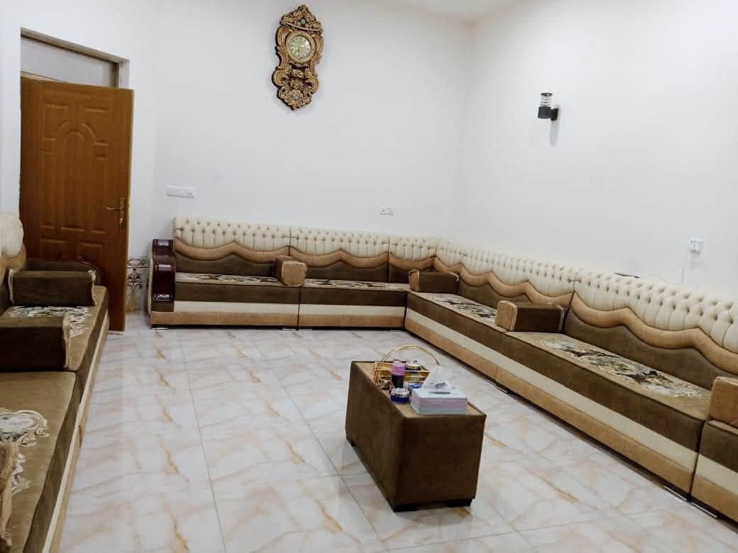 مزرعه مساحتها نصف دونم (1250)متر مشيد عليها دار نوع العقار ملك طابو الكاظميه بناء حديث 2021 طابقين يحتوي الطابق الارضي على صاله 7x4 غرف نوم عدد 2مساحة 5x4 وهول داخلي 9x4 و مطبخ 6x4 وصحيات  الطابق الثاني  غرف عدد 2 مساحة كل غرفه 7x4 وهول 9x4 ومخزن  خدمات ماء أساله وكهرباء وطنيه ومولد تبليط لحد باب البيت يعني خدمات فول وتكدر ترتب الارض شوية مثلا اضافة مسبح وشغلات وتسويها فيلا سياحية للايجار اليومي العنوان التاجي عبور ذراع دجله منطقه 27 الحماميات تبعد عن الشارع العام 1000 م للأستفسار 
فقط رقم الهاتف ***********
