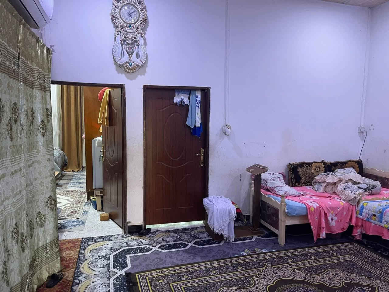 السلام عليكم بيت المساحه الكليه ٢٥٠م طابو زراعي بأسم عراقي عقد وكاله ونسخه من الطابو مساحة البناء ١٥٠م يقع البيت على نهر .
يحتوي البيت على غرف عدد اثنين وصحيات داخليه وخارجيه واستقبال ومطبخ وحديقه وطارمة كبيرة تصلح كراج للسيارة مع مساحة خلف الدار .
 البيت حلو ومرتب موقع البيت طريق صحراء خلف معرض الراشد السعر المطلوب ٩٠ قابل لتفاوض الاتصال . 
***********
***********
السلام عليكم بيت المساحه الكليه ٢٥٠م طابو زراعي بأسم عراقي عقد وكاله ونسخه من الطابو مساحة البناء ١٥٠م يقع البيت على نهر .
