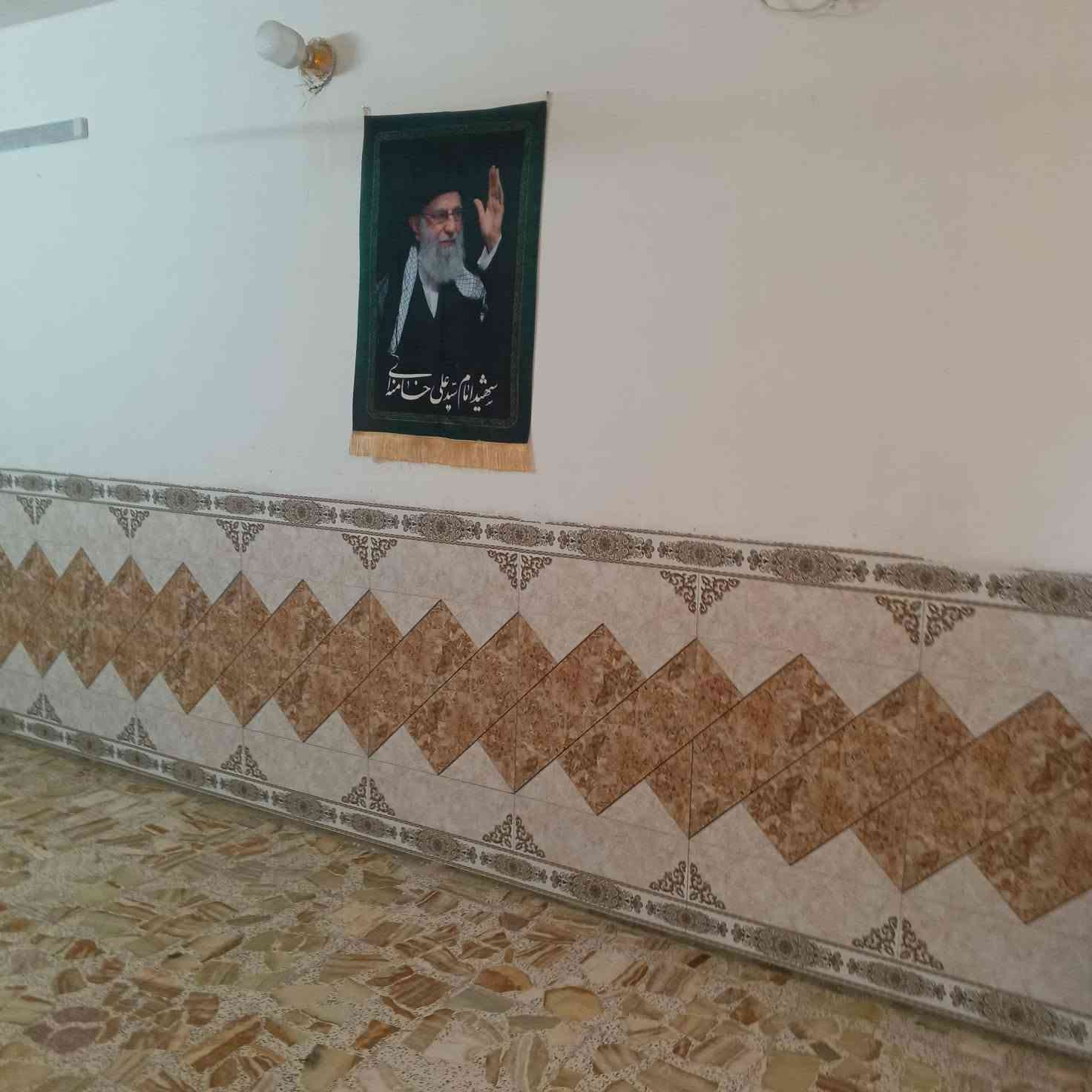 السلام عليكم يوجد بيت المساحة 200متر يحتوي على استقبال وصالة ومجمع صحيات ويحتوي على حمام خارجي وحمام داخلي يحتوي على غرفتين نوم ويحتوي على غرفة في الطابق الثاني البيت في حي بدر قرب علاوي ابو الدهن أو قرب مدرسة الرحمان للاستفسار اتصل ***********
