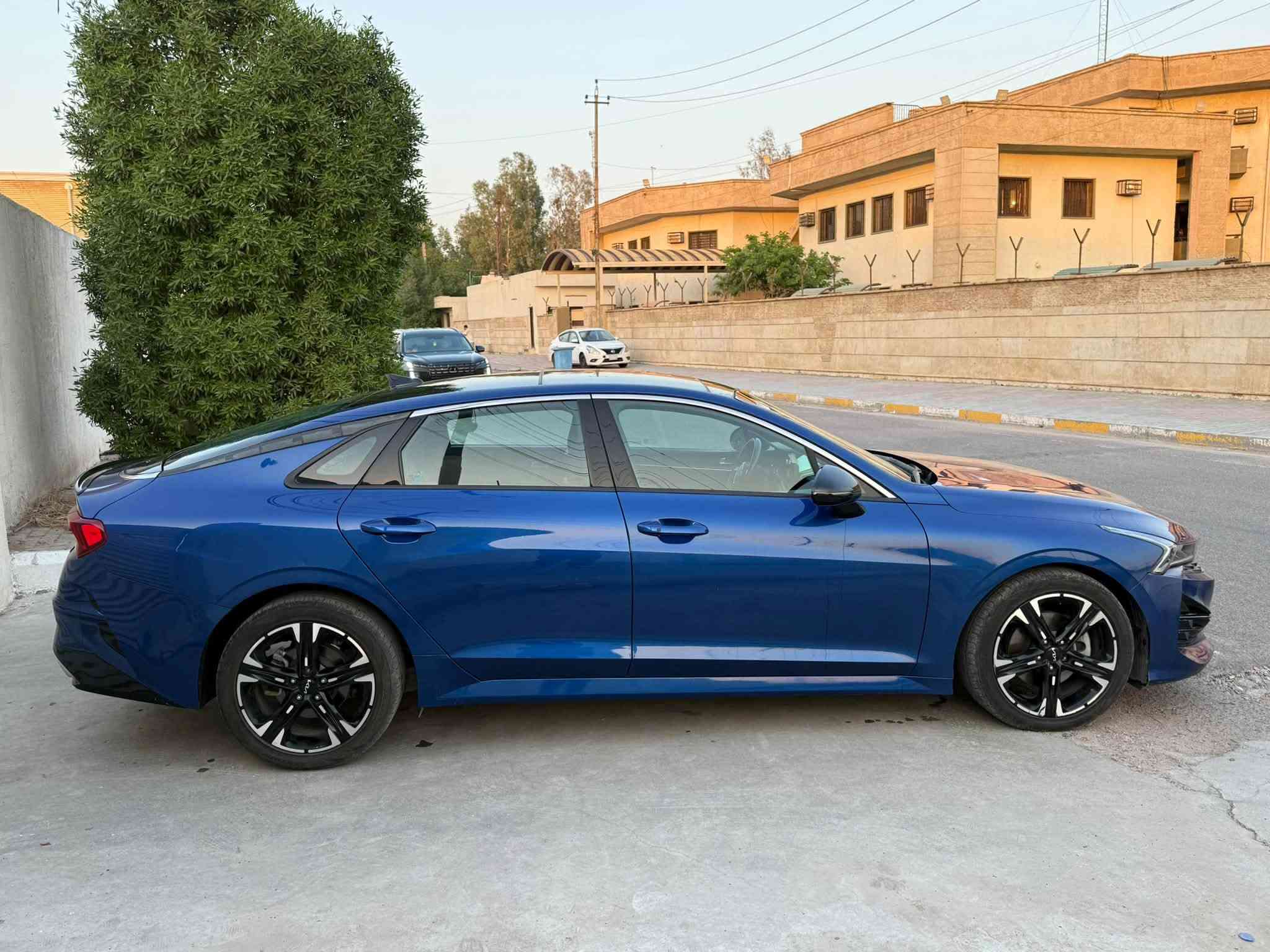 السلام عليكم  K5 2024
وارد امريكي
بدون ارقام دخول جديد منفيس بسمي 
محرك 2500 GDI 
تبديل جاملغ فقط بدون دواخل 
مواصفات اكس لاين فول للخير 
سعر 145
العنوان بغداد الزعفراني 
الاتصال ***********
