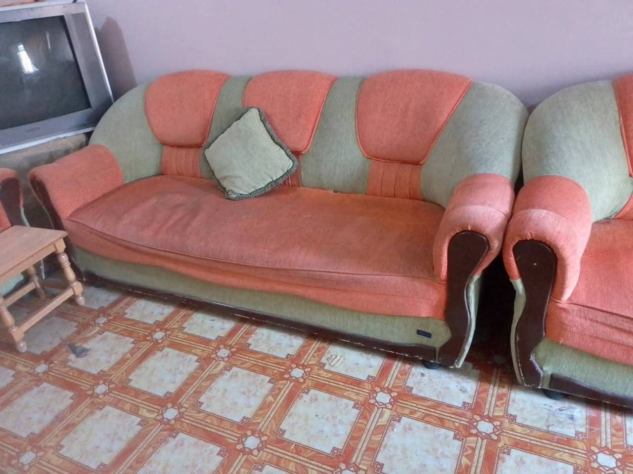 مع صوبات نفطيه شغال عدد 4 
للبيع اغراض رقم الهاتف تخم قنفات عشر نفرات تلفزيون كبير بوب خشب اثنين للبيع  *********** رقم الهاتف
