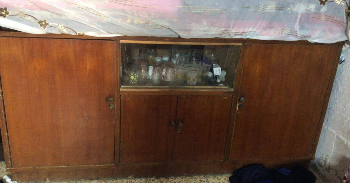 السلام عليكم عندي اثاث بيت غرفه نوم وبوفيه وكاونتر وافراشات وغساله وطباخ وثلاجه مبرده بنكات تانكي كيزى مغسله ماطورات مي ثنين بلازمه  شغل انترنيت وميز بلازمه وبردات  اريد ابيع حتى الاماعين مستعجل كلش هل يومين *********** السعر 2مليون وربع الشراي بغداد ابو دشير  مستعجل هل يومين.
