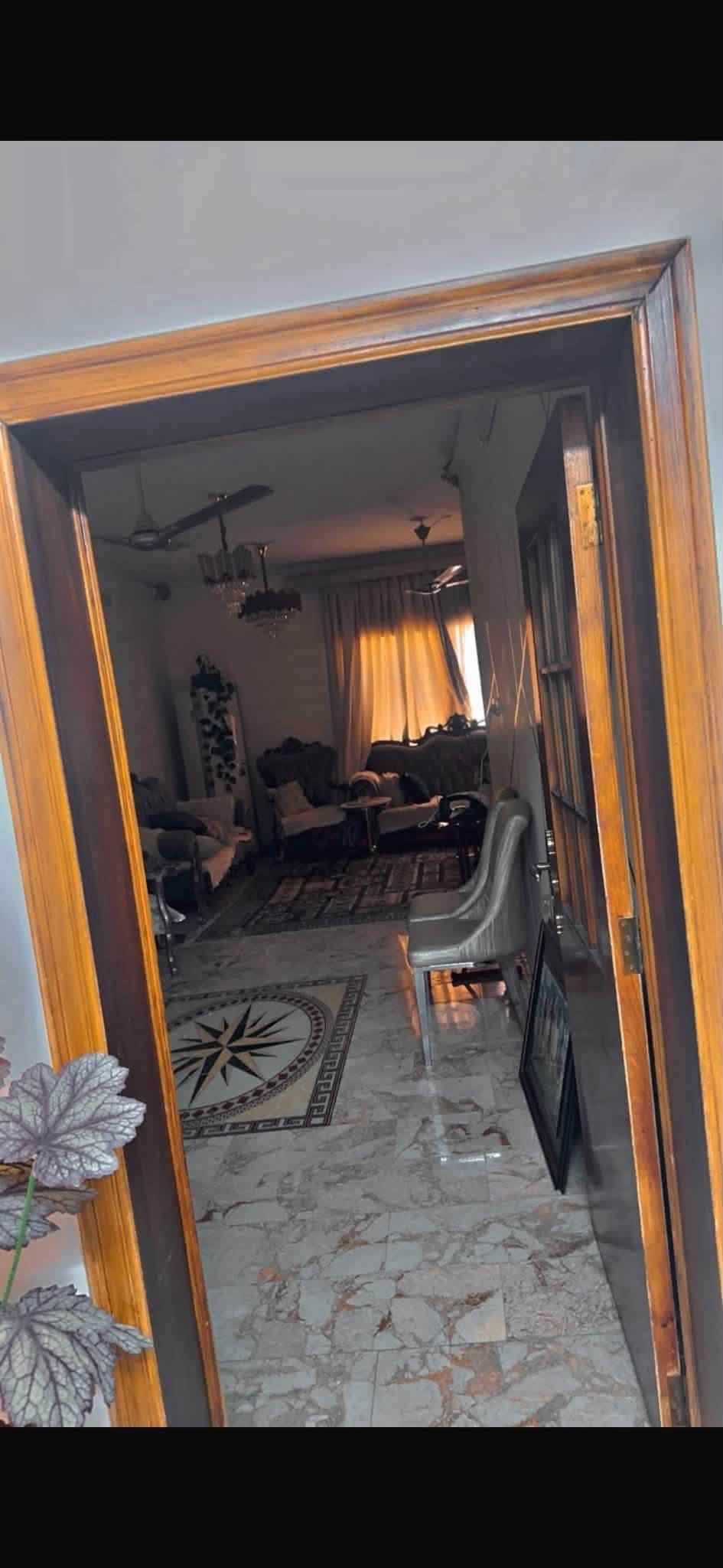 السلام عليكم بيت 200 متر
ابيع 80 او 120 قطع 
مربع مطعم ريلاكس 
رقمي ***********
