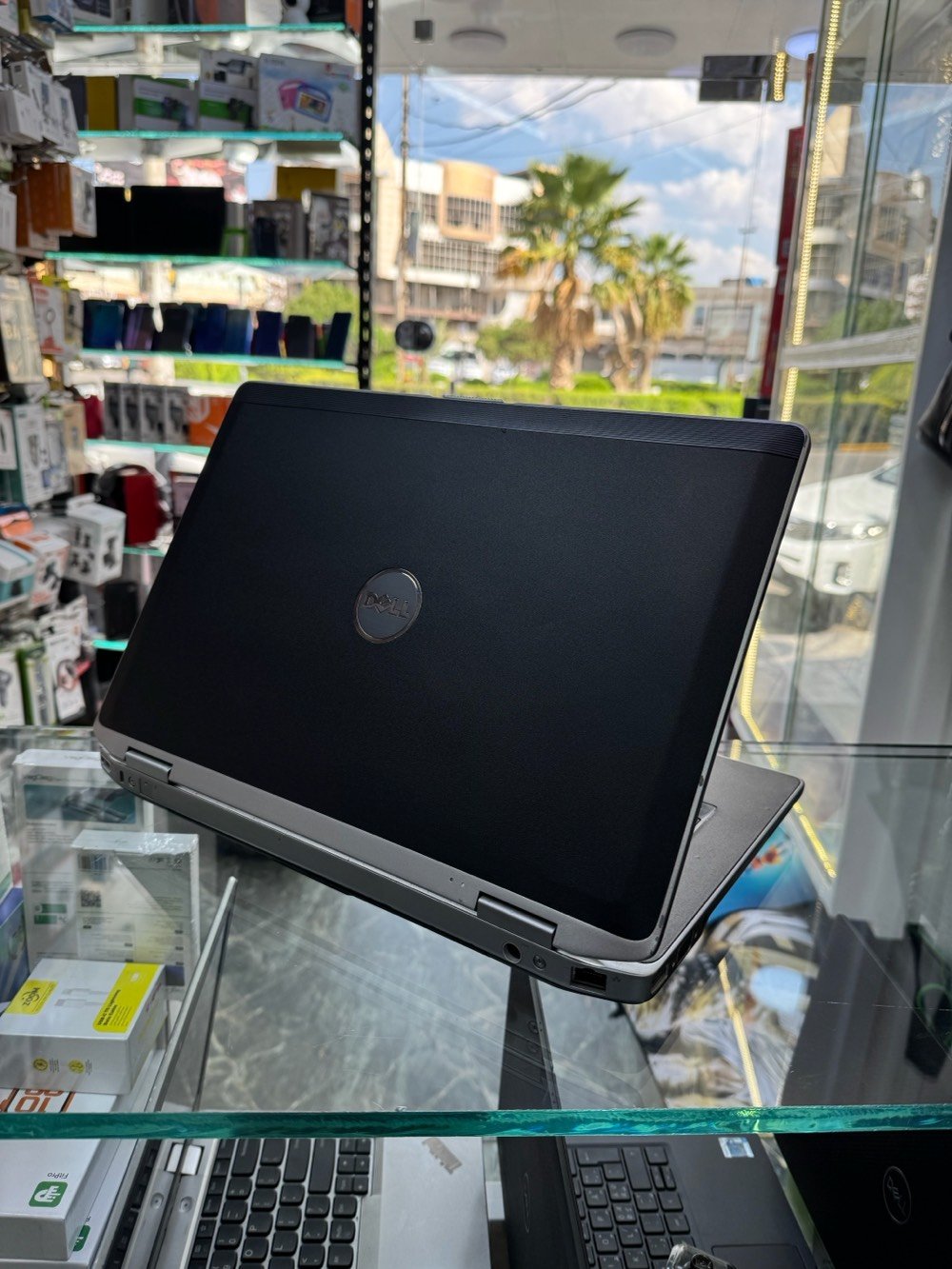 لابتوب ديل 
Core i5 
Ram 4 GB قابل للتطوير 
مساحة تخزين كبيرة بحجم 160GB
شاشه كبيرة بحجم 14 FHD 
مشغل أقراص 📀 dvd 
منفذ HDMI 
منفذ USB عدد ٤ 
بطارية جديدة تدوم اكثر من ساعتين 🔋 

مناسب جداً للدراسة والأعمال المكتبيه والألعاب المتوسطة ✅

فقط بسعر 115 الف

***********
موصل الزهور