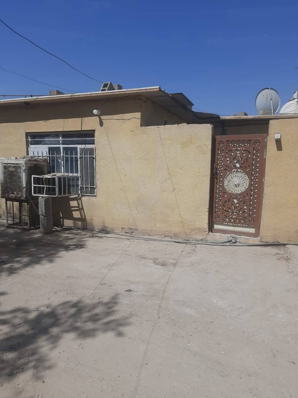 السلام عليكم بيت للبيع بغداد منطقة الشعلة
حي الزيتون تجاوز وقف القادري قرب سيطرة الرواد على الغربي السعر رايد 19بي مجال السقف سندويش البيت يحتوي  علئ غرفتين ومطبخ منور وصالة حمام خارجي وداخلي وطرمة جبيرة فرعين يعني بي بابين كامل مكمل  من مجاري مي وخط مولد
الاستفسار ***********
