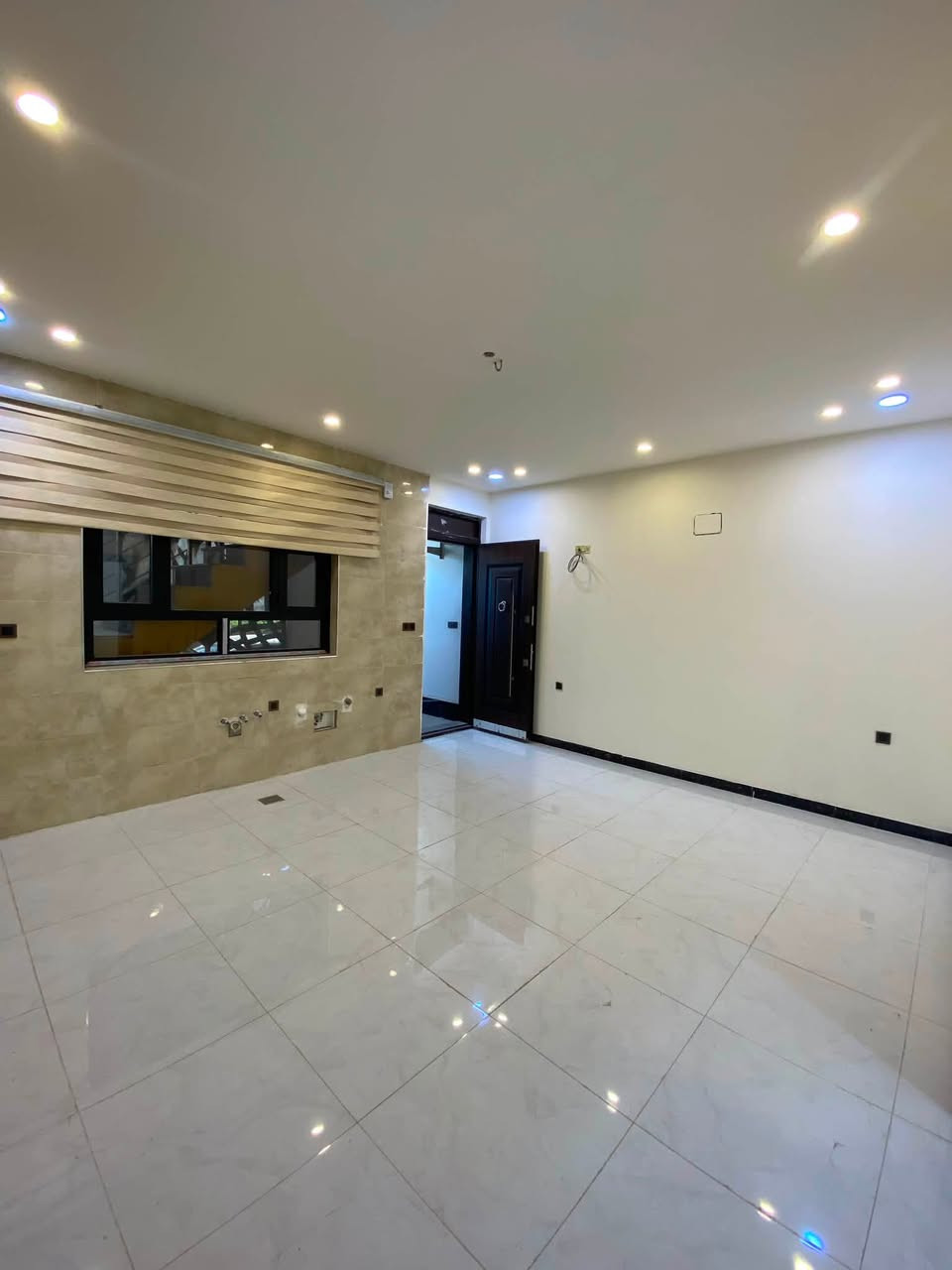 ⭕️ للايجار 

⭕️ دار ارضي معزول من بيت بناء حديث

⭕️ يحتوي ع غرفة منام - صالة مفتوحه ع مطبخ

⭕️ موقع بغداد حي الجامعة 📍

✨ للاستفسار *********** 

#مكتب_المستقبل_للعقار
