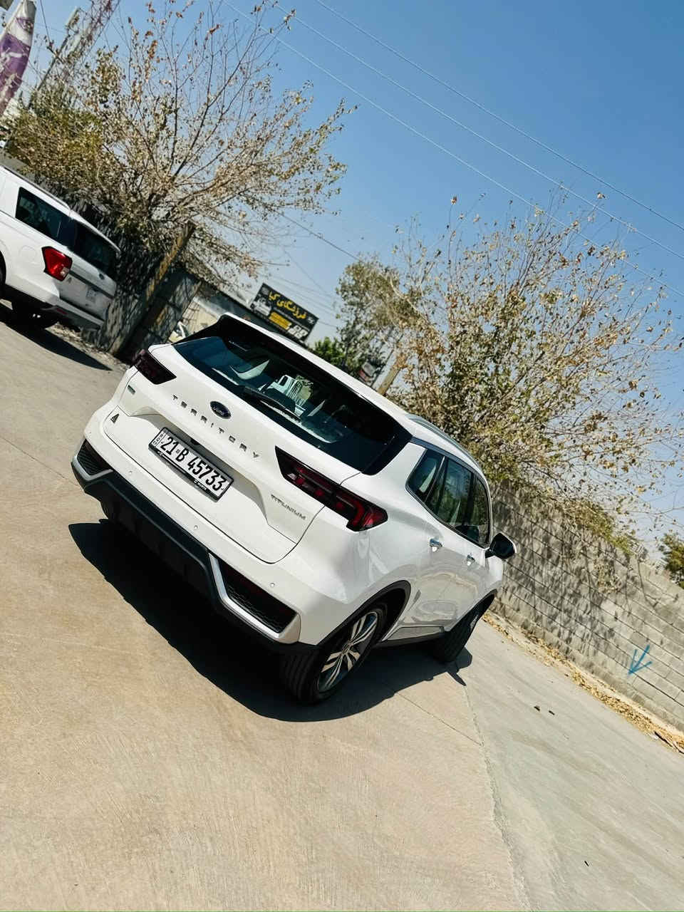 🚘 Ford Territory Titanium 2024

* المحرك: 1.8 لتر EcoBoost أربع سلندر تيربو.
* القوة: حوالي 190 حصان.
* القير: أوتوماتيك 7 سرعات.
* الدفع: أمامي FWD.
* عدد المقاعد: 5.
* خزان الوقود: 60 لتر.
* الجنوط: 19 إنچ.
* الطول: 4,630 ملم.
* العرض: 1,935 ملم.
* الارتفاع: 1,706 ملم.
* قاعدة العجلات: 2,726 ملم. 

🔥 تجهيزات الـ Titanium

* فتحة سقف بانورامية مزدوجة.
* مقاعد جلد، والصف الأمامي كهربائي.
* تكييف أوتوماتيك Dual Zone.
* شاشة ومزايا ربط Apple CarPlay وAndroid Auto.
* كاميرا خلفية وحساسات ركن.
* نظام مراقبة النقطة العمياء BLIS.
* مثبت سرعة، ومع حزمة التقنية يتوفر Adaptive Cruise Control.
* تحذير مغادرة المسار والمساعدة على البقاء بالمسار.
* فرملة طوارئ أوتوماتيكية وتحذير تصادم أمامي. 
رقم صاحب السيارة ***********📞
