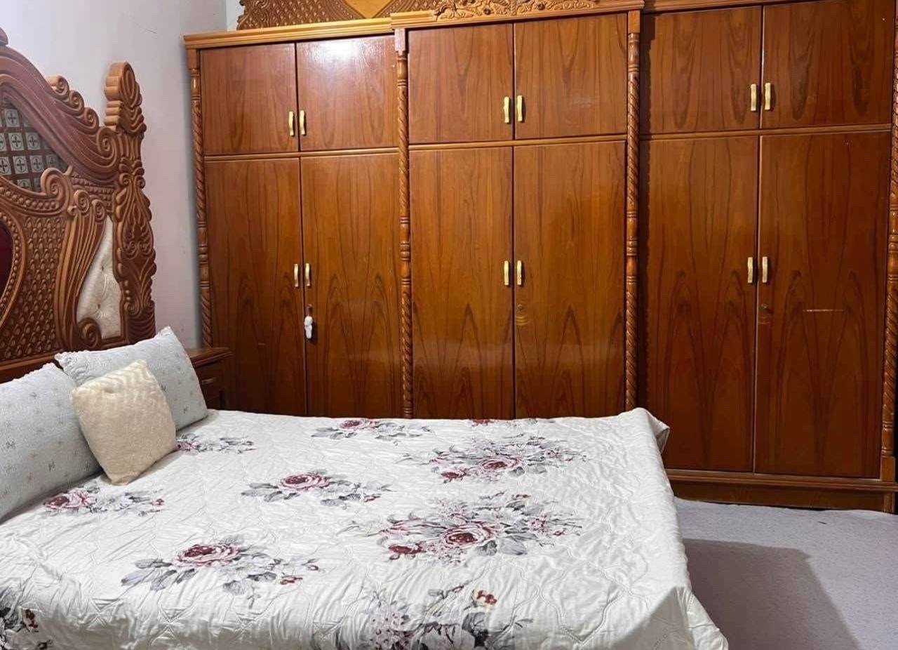 غرفه حطاطه خشب ثكيله متكون من ٦ ابواب وبابين البنص بارزات نجاره حديثه الغرفه مفصله بدون زاويه 
ومسويها يم نجار عمر العيساوي مكان محافظه الانبار على طريق السياحيه غرفه درجه اولى
مسويها ب ٣ ملايين بس محتاج يبيعها
مكانه  القائم طريق السياحيه 
سعر مليون و ١٠٠ وبي مجال 
للاستفسار خاص
واتساب
شنو نوع الخشب بالضبط؟ وهل هو جديد تماماً لو بيه استعمال/خدوش بسيطة؟: 
خشب حطاطه مستعمل اخو الجديد