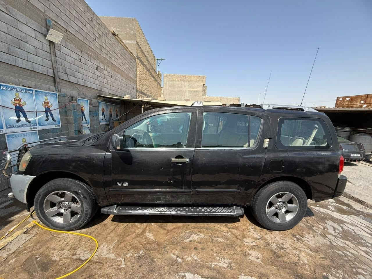 السلام عليكم نيسان ارماده مديل 2005 مكفوله من الضربه والصبغ سياره جاهزه مكينه  محور لكزز V8 رقم دولي سنويه باسمي السعر 60 وبيه مجال ***********
