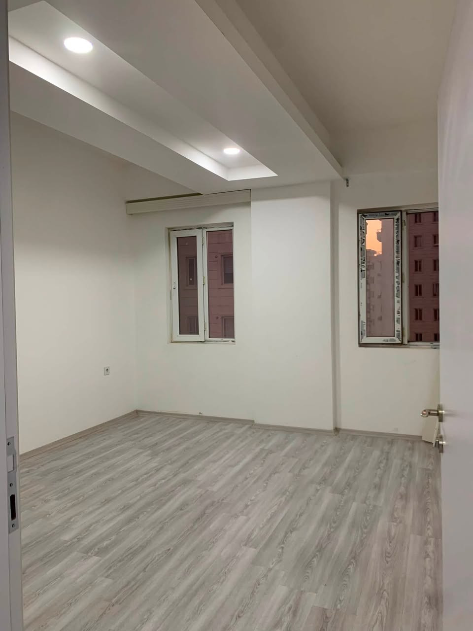 توفرت شقة للإيجار في مجمع اريا ستي
فصال الشقه: 2+1
مساحة الشقه: 124م
طابق الشقة: الثامن
السعر: 225$
حالة الشقه: صفر غير مسكون

للتواصل والاستفسار: ***********
