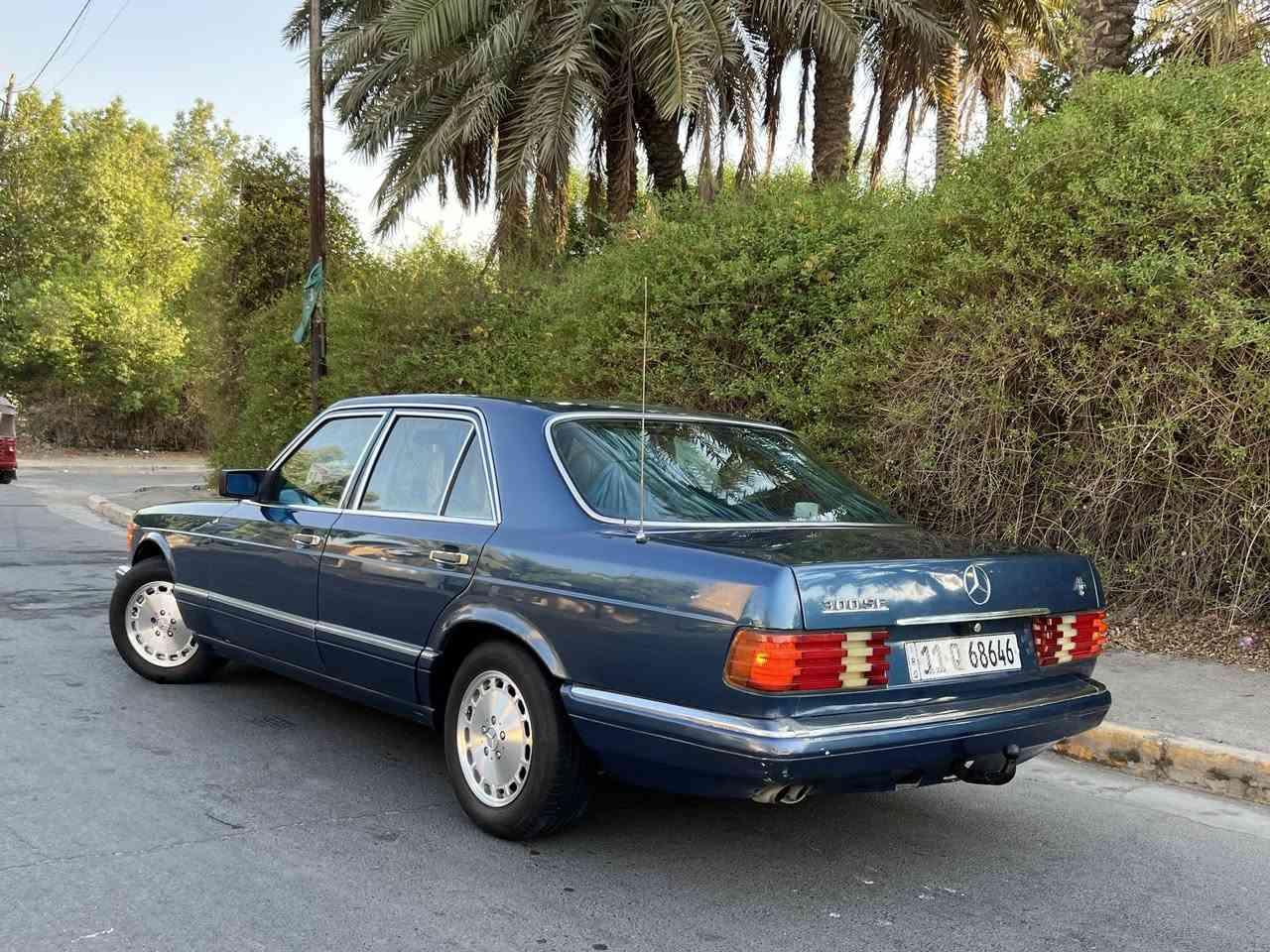 السلام عليكم مارسيدس 🇩🇪جامبو رئاسي C300 موديل 1987 
.مواصفات السياره .
فتحه سقف سلايت روڤ
لون نيلي 💙
داخل رصاصي نضيف جداً بلادي
كشنات جلد كشنات كهرباء شغاله 
جام اوتو 
ويل كب مسويله CNC جديد 
برده خلفيه + اربع جامات برد 
السياره صبغ جماليه كير مكينه خير من الله مال جناي السياره قواعد سليمه وصدر امامي خلفي جديد تخم تاير جديد سياره متعوب عليها ومصروف عليها( مال بيت ) رقم بغداد بسمي  مشروع وطني تحويل مباشر سنويه جديده السياره دبل فيت بم  الرقم *********** مكان السياره بغداد الشعله
