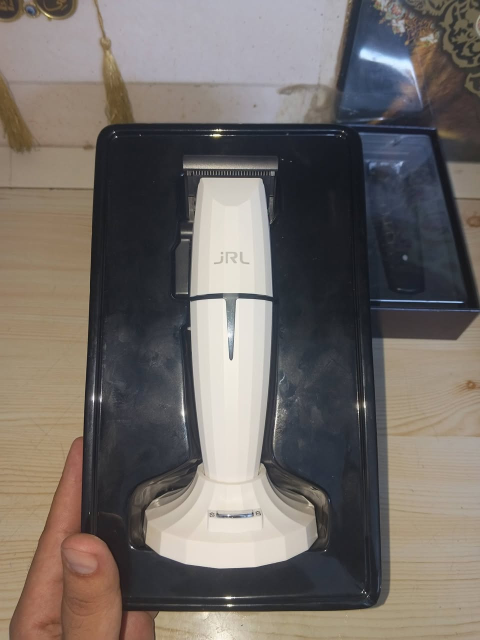 سلام عليكم. مكينه Jrl ONYX  ستخدام يوم واحد فقط البيع هيه و KEMEi سعره 200 وبي مجال قليل  رقم هاتف *********** مكاني بغداد بلديات شارع المصرف ما عندي توصيل شراي ينتصل موجود وتساب
