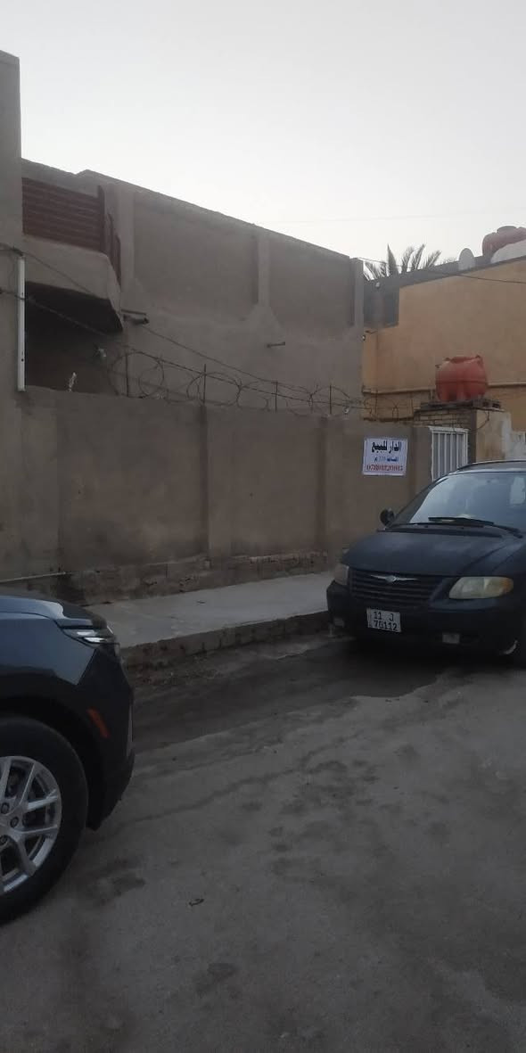 دار سكن للبيع مساحة 220m  يقع في بداية الفرع المقابل لحسينية اهل البيت (بيت جريان) والبلدية يحتوي على غرفتين نوم وصالة واستقبال ومطبخ وصحيات داخلية وخارجية وممرات حول البيت من كل الجهات  سقف شيلمان واجهة 22m على شارع عام للبلدية  بيع او مراوس حسب القناعة سعرة (175 مليون) اتصال ***********
