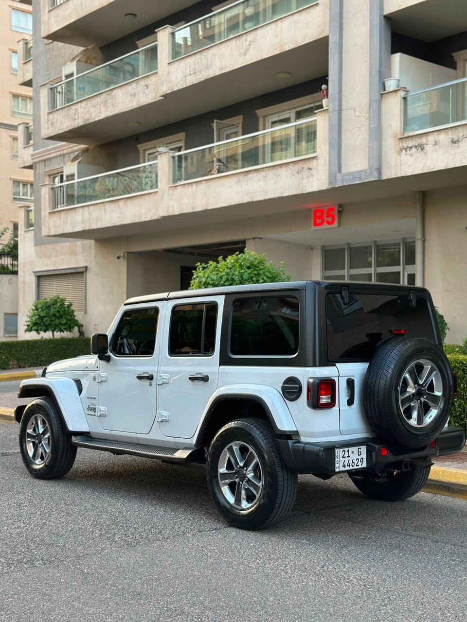 jeep wrangler
SAHARA -2023
بــێ بــۆیاخ 
V6  -4X4
مـواسەفات فــوول 
٤تایە تازەیە
بەناوەی خۆمەوەیە 
٣٣هەزار کم ڕۆشتـــوە 
دینار مـەسروفی نیە 
هەمووگیانی بەشەرت 
تەحــویل خـــرامە بەشەرت 
سەیارەکە زۆر جایزەو ماڵی دۆستە 
یەک دەستە 
شوێن ســـلێمانی 
*********** السليمانية, العراق
