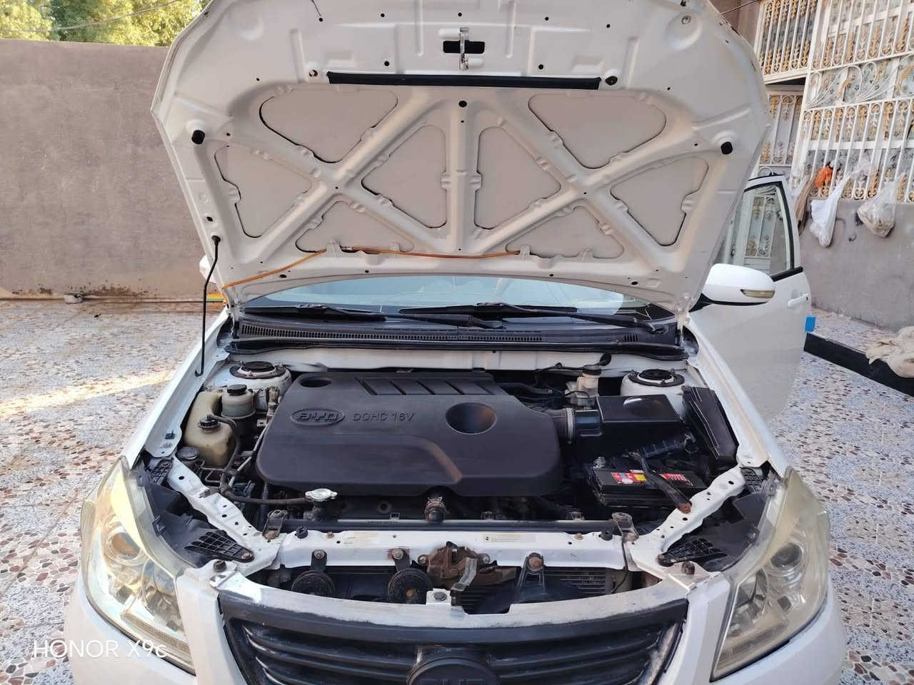 BYD موديل ٢٠١٣ رقم ذي قار ألماني بأسم صديقي تحويل مباشر
السياره مكفوله كفاله عامه من الضربه والتبديل والفتح

بيها فقط رشات جدآ بسيطه أثر لكَط خياسات سياره حيل نضيفه مكينه وكير شرط الفحص لاتبخير ولاتنقيص ماشيه ١٩٠ الف تخم تاير جديد حتى السبير دواخل كلش جديده السياره فول مواصفات وكلشي بيها شغال ريمونت سنتر لوك شغال منضومة زنون بصمة تشغيل + بصمات أبواب  حداديه جديده  فقط نقصها كمبريسر التبريد

ترايها يخبل سلايد روف شغال السعر ٤٥ وبيها مجال والشراي يدلل للإستفسار اتصل على الرقم *********** مكاني ناصريه حي الشموخ

نص مكتوب في الصور:
- HONOR X9c