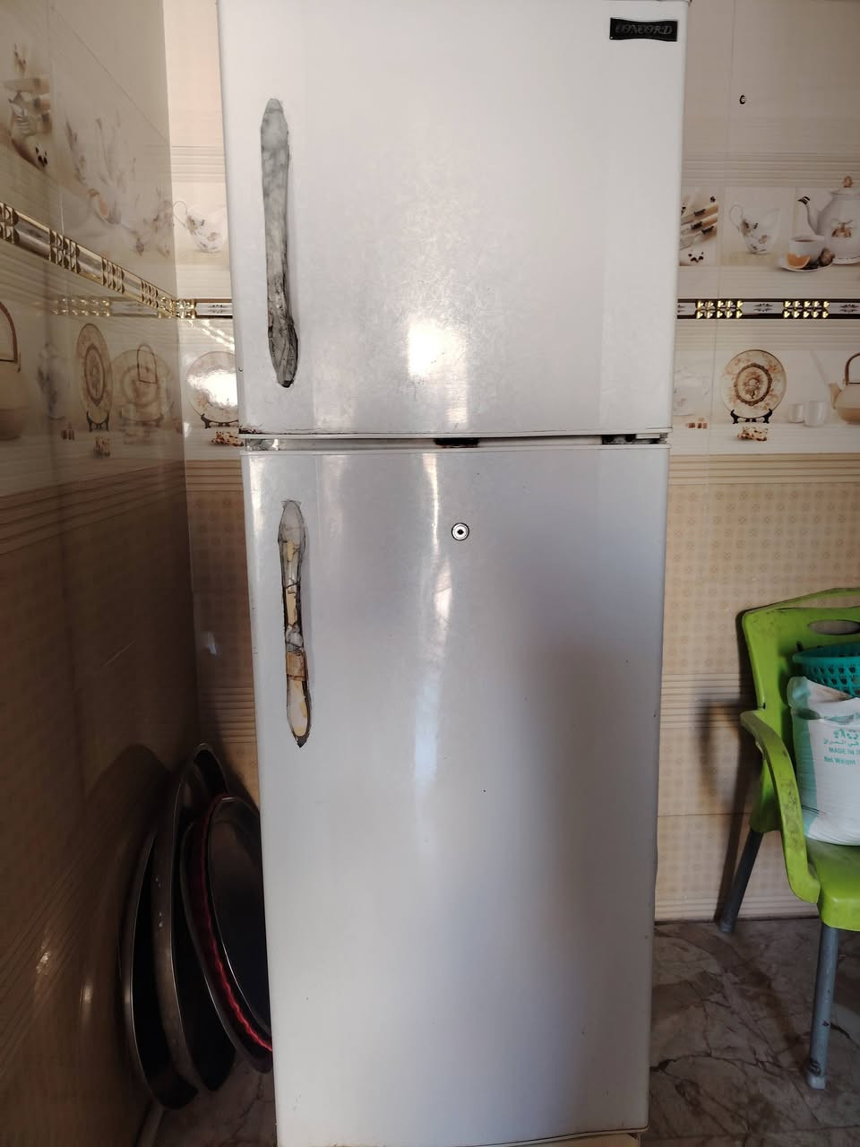 الـسلام عليڪم ثلاجه للبيع الماطور شغال بس ثقب بلفريزر سعر80بيه مجال ***********.
