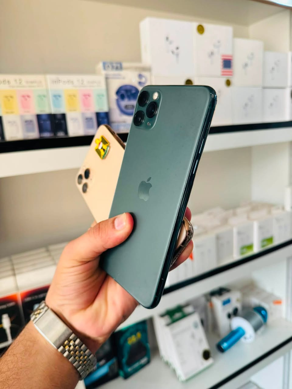 السلام عليكم 🫡
للبيع قطعتين 11 
الاول.. iPhone 11 pro max 
ذاكرا 256 
بطاريه 79% بلاد متصرف ابد 
نموذج M شرق اوسط 
نضافه 90% لون ذهبي 
كله شغال مابيه خلل فقط مبدل شاشه نوعيه كلش حلوه لا شكل ولا شمر فيس ايدي واكف باقي شغال سعر قفل ١٩٠ الف 
الثاني… iPhone 11 pro max 
ذاكرا 64
بطاريه 74% بلاد ابد ميصرف 
نموذج M شرق اوسط 
نضافه 90% لون زيتوني 
كله شغال مابيه خلل فقط مبدل شاشه اصليه تفصيخ فيس ايدي شغال مابيه كل خلل السعر قفل ٢١٠ الف مكاني بغداد مدينه الصدر رقمي ***********
